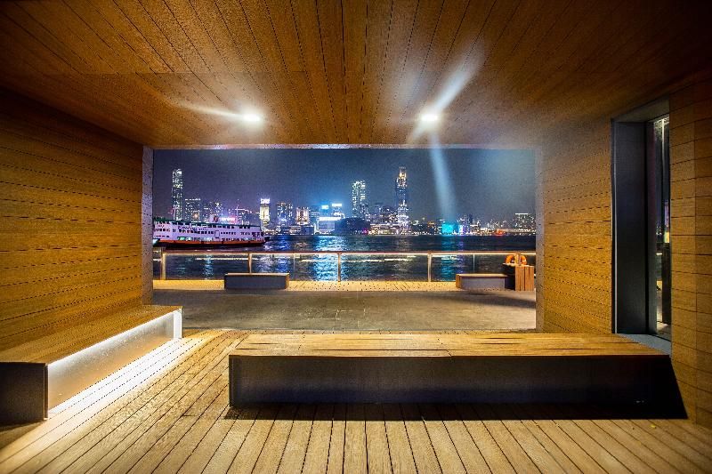 位於灣仔碼頭海濱的「渡輪碼頭畔主題區」今日（三月十九日）進一步開放。遊人不但可以靠岸的渡輪和對岸的尖沙咀為背景拍照，更可在多個寬闊的有蓋空間進行多元化活動。