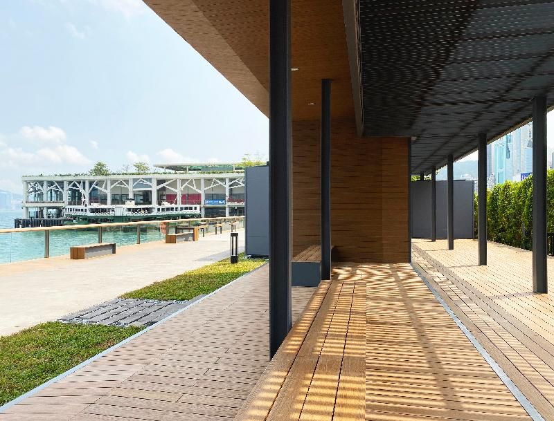 位於灣仔碼頭海濱的「渡輪碼頭畔主題區」今日（三月十九日）進一步開放，圖示新開放的用地內其中一個寬闊的有蓋空間，讓遊人欣賞一望無際的海濱景色之餘，並可作多元化活動。