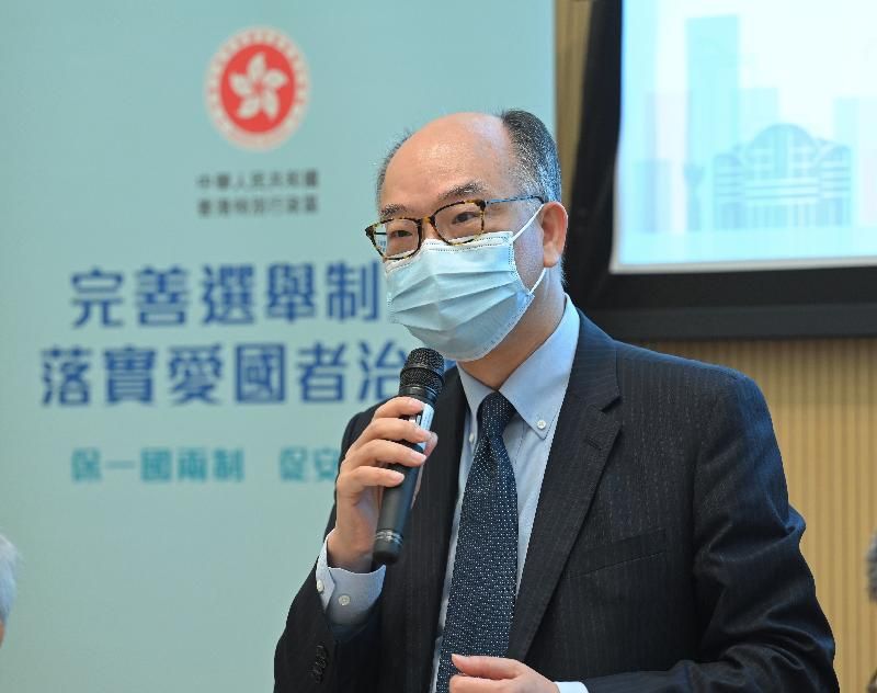 發展局局長黃偉綸與運輸及房屋局局長陳帆今日（四月七日）合共舉行六場解說會，向建造、運輸及相關專業界別講解完善香港選舉制度的背景、目的及重點內容。圖示陳帆在解說會上發言。
