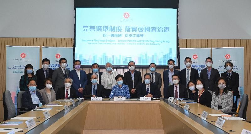 發展局局長黃偉綸與運輸及房屋局局長陳帆今日（四月七日）合共舉行六場解說會，向建造、運輸及相關專業界別講解完善香港選舉制度的背景、目的及重點內容。行政長官林鄭月娥亦出席了與工程界及地產界的會面。圖示林鄭月娥（前排左五）、黃偉綸（前排左六）與陳帆（前排左四）與地產界代表合照。
