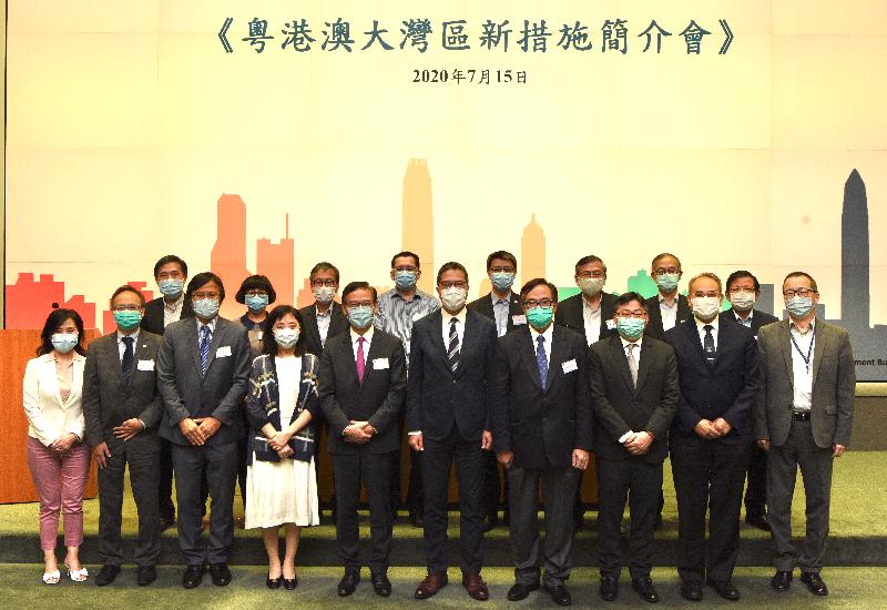发展局今日（七月十五日）举行简介会，向建筑及工程业界发布在《香港工程建设谘询企业和专业人士在粤港澳大湾区内地城市开业执业管理暂行办法》下，便利相关企业和专业人士到粤港澳大湾区九市开业执业的新措施。图示发展局局长黄伟纶（前排右五）、常任秘书长（工务）林世雄（前排右三）、常任秘书长（规划及地政）甯汉豪（前排左四）、政制及内地事务局主任（特别职务）袁民忠（前排右一）和建造业相关专业学会、协会及专业注册管理局代表合照。