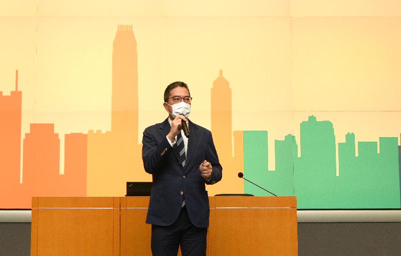 发展局今日（七月十五日）举行简介会，向建筑及工程业界发布在《香港工程建设谘询企业和专业人士在粤港澳大湾区内地城市开业执业管理暂行办法》下，便利相关企业和专业人士到粤港澳大湾区九市开业执业的新措施。图示发展局局长黄伟纶于会上致辞。