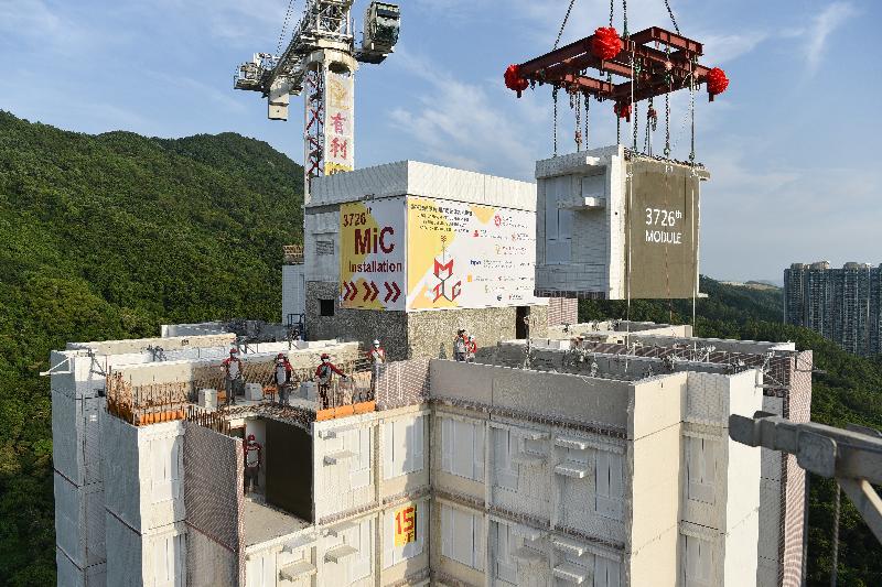 The Financial Secretary, Mr Paul Chan, today (August 24) attended the topping-out ceremony of the Disciplined Services Quarters for the Fire Services Department at Pak Shing Kok, Tseung Kwan O. Photo shows the installation of the final Modular Integrated Construction module atop the building structure.