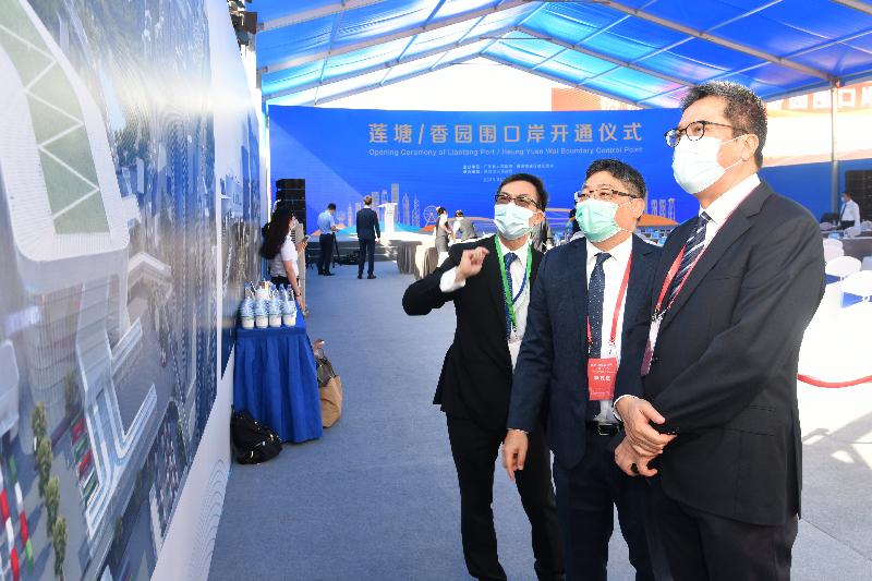 蓮塘／香園圍口岸貨檢設施今日（八月二十六日）啟用，口岸開通儀式在深圳蓮塘口岸的貨檢入境海關查驗車場舉行。圖示（右起）發展局局長黃偉綸、發展局常任秘書長（工務）林世雄及發展局副秘書長（工務）麥成章在儀式前參觀展覽。