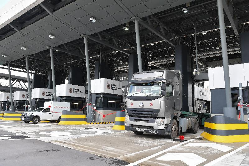 蓮塘／香園圍口岸貨檢設施今日（八月二十六日）啟用，第一批香港貨車通過香港海關的檢查站出境。