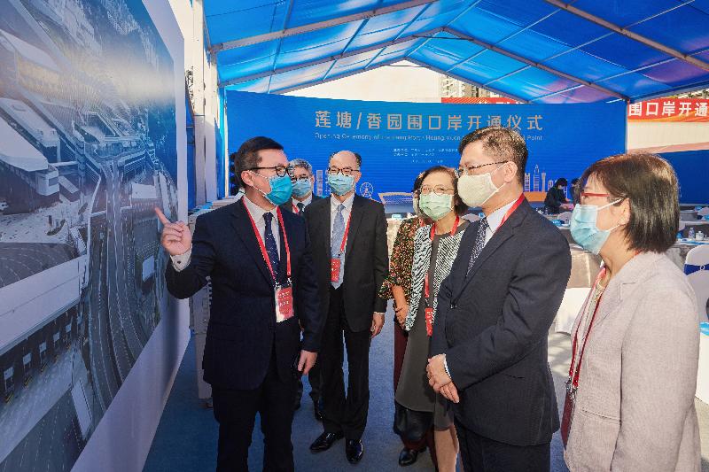 蓮塘／香園圍口岸貨檢設施今日（八月二十六日）啟用，口岸開通儀式在深圳蓮塘口岸的貨檢入境海關查驗車場舉行。圖示海關關長鄧以海（左一）在儀式前向（左二起）運輸及房屋局局長陳帆、食物及衞生局局長陳肇始教授、創新及科技局局長薛永恒及衞生署署長陳漢儀醫生介紹有關新口岸的展覽。