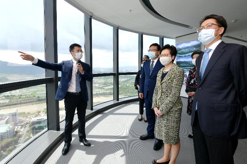 行政長官林鄭月娥今日（八月二十六日）到訪深港科技創新合作區深圳園區。圖示林鄭月娥（右二）聽取有關深圳園區建設最新進展的介紹。旁為國務院港澳事務辦公室副主任張曉明（右一）和深圳市市長陳如桂（右三）。