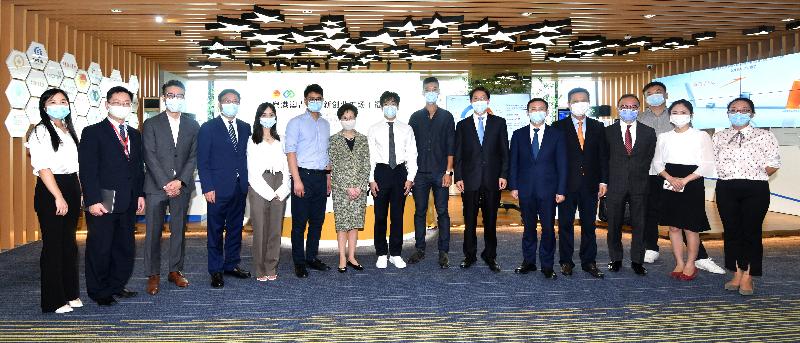 行政長官林鄭月娥今日（八月二十六日）到訪深港科技創新合作區深圳園區。圖示林鄭月娥（左七）與國務院港澳事務辦公室副主任張曉明（右七）、深圳市市長陳如桂（左四）、創新及科技局局長薛永恒（左二）及政制及內地事務局局長曾國衞（右四）在粵港澳青年創新創業工場與在當地創業的香港青年合照。