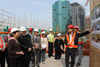 發展局局長林鄭月娥（左）聽取承建商代表（右）介紹海關總部大樓地盤實施的工資發放監察制度。