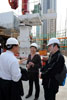 發展局局長林鄭月娥（中）、建造業總工會理事長蔡鎮華（右）及建築署署長余熾鏗就共同關注的建造業議題交流意見。