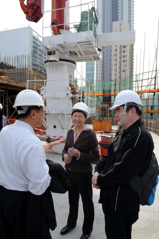 發展局局長林鄭月娥（中）、建造業總工會理事長蔡鎮華（右）及建築署署長余熾鏗就共同關注的建造業議題交流意見。