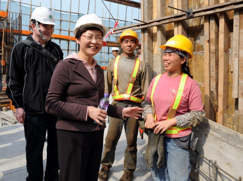 發展局局長林鄭月娥與地盤工人閒談以了解他們的工作。