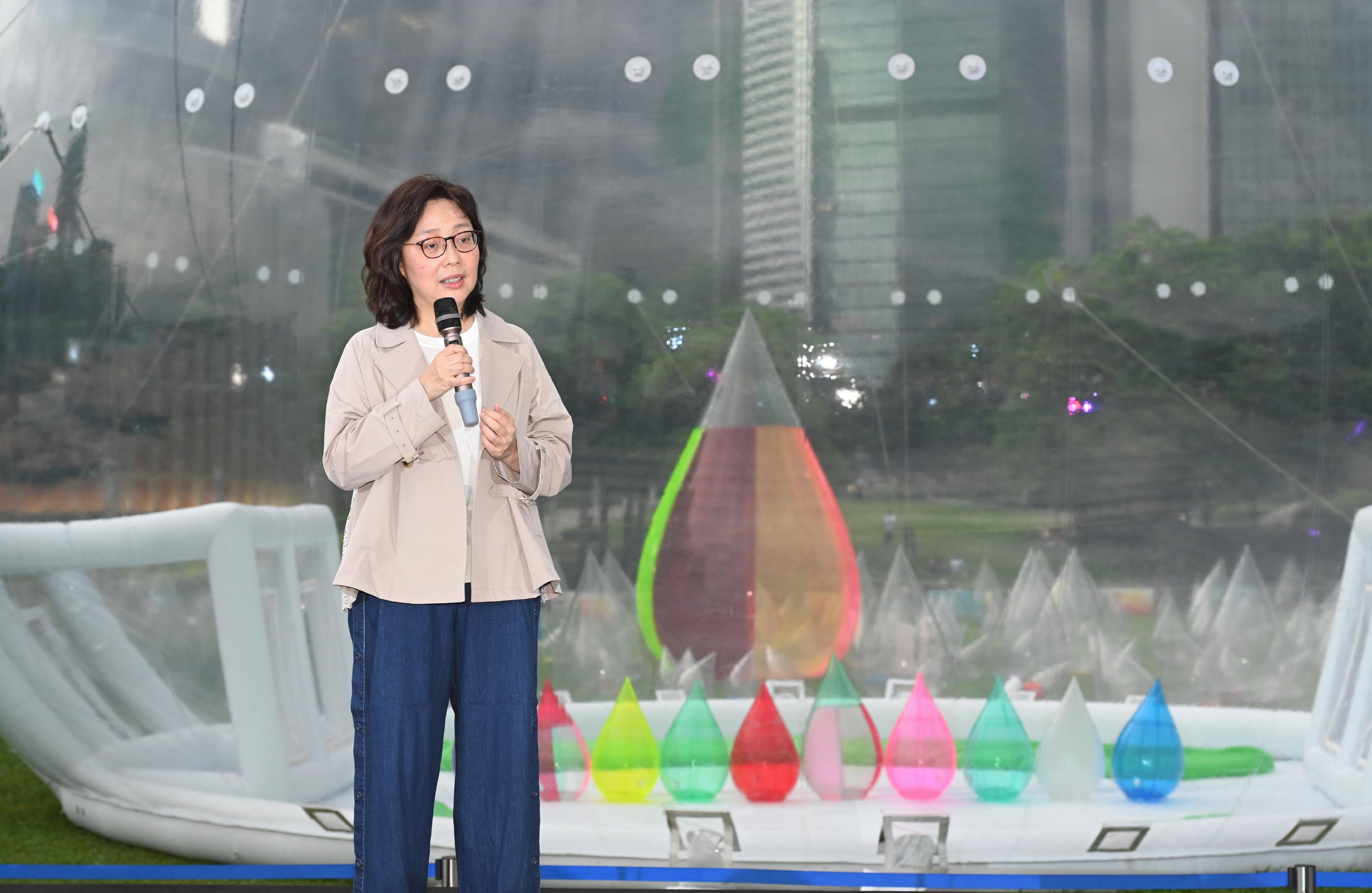 東江水供港60周年「舞動水滴展」最大水滴藝術裝置開幕儀式今日（五月十日）舉行。圖示發展局局長甯漢豪在儀式致辭。