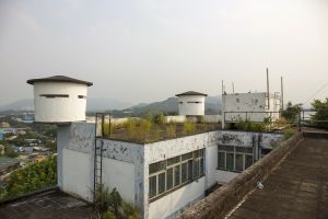 屬三級歷史建築的前流浮山警署曾是警隊監視及堵截非法入境者的前哨站與行動基地，內裡保留辦公室及羈留室格局。