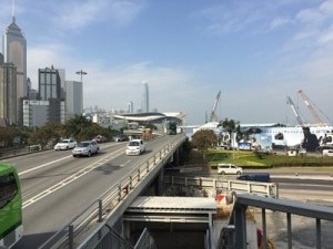 现时部份湾仔和北角海滨跟内区之间，被主要行车路分隔。