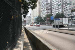 部份海滨沿岸的行人通道狭窄，出现樽颈地带，令海滨沿岸缺乏连贯性。