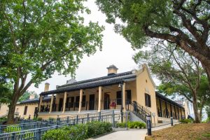 綠匯學苑前身是建於1899年的舊大埔警署，屬一級歷史建築。