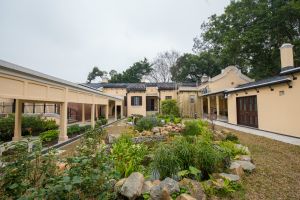 主樓富殖民地建築風格，從遊廊、紅磚牆及煙囪可見一斑。