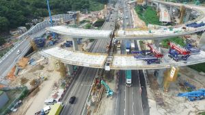 粉岭公路上的高架桥樑工程