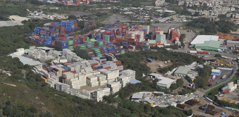 有的「棕地」被用作露天貯存貨櫃。