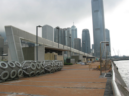 图 : 现时市民见到码头的四座小型建筑物，都只有一层、约4米高，日后移交驻军时便是这个样子。 